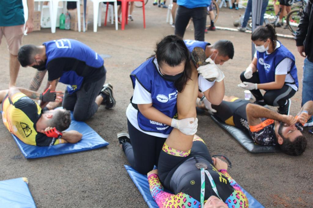 Acadêmicos do curso de Fisioterapia presta atendimento aos atletas no 3° Pedal Solidário Terra Brasil