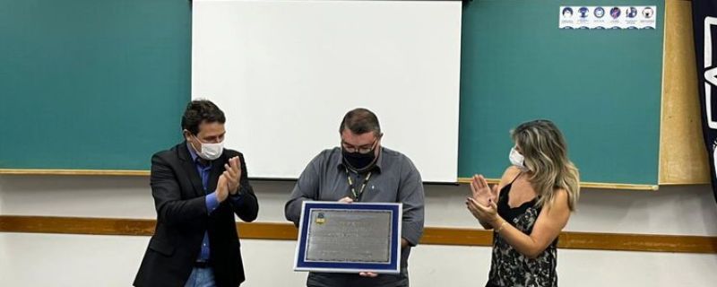 Câmara entrega Moção de Aplausos a diretor da FAP