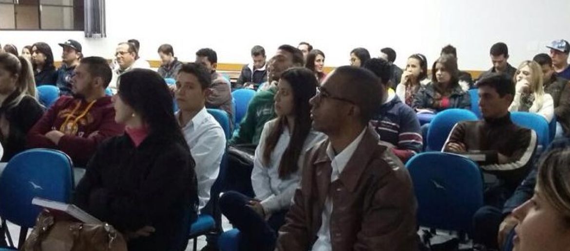 CURSO DE ADMINISTRAÇÃO PROMOVE PALESTRA SOBRE MARKETING DIGITAL